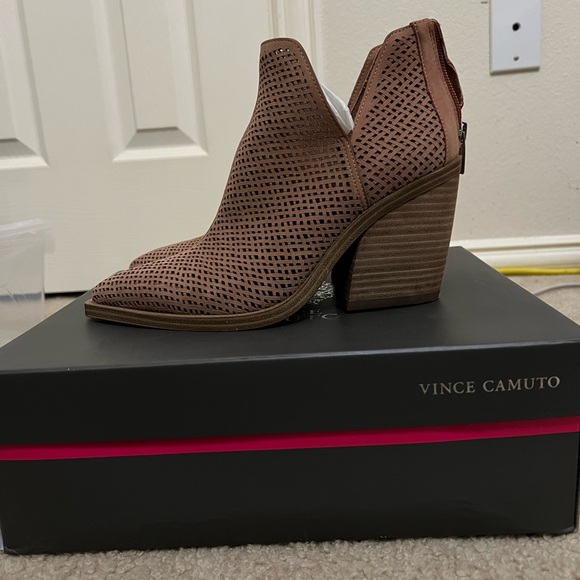 Size 7 light brown Vince Camuto booties - Picture 3 of 4